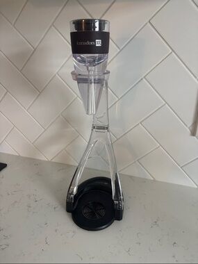 KuraDori Clear and Black Cold wine decanter stand.